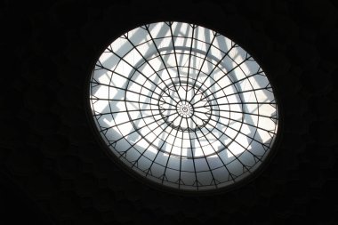 MUNICH, GERMANY - 24 Haziran 2025: Jakobsplatz 'daki Yahudi Merkezi' nin içinde dairesel cam kubbe, radyal pencere yapısı. Yüksek kalite fotoğraf