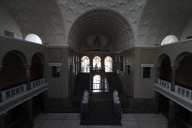 MUNICH, GERMANY - 24 Haziran 2025: Ludwig Maximilian Üniversitesi 'nin kemerli tavanlar, klasik sütunlar ve dramatik ışıklandırmaların yer aldığı ana merdiven boşluğu. Yüksek kalite fotoğraf