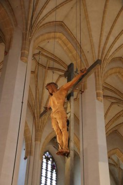 MUNICH, Almanya - 24 Haziran 2025: Heilig-Geist-Kirche 'in iç görünümü, İsa' nın asılı haç heykelini tırtıklı tavana karşı gösteriyor. Yüksek kalite fotoğraf