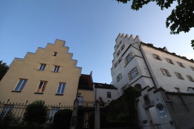 WASSERBURG AM Hanı, GERMANY - 20 Haziran 2025: Wasserburg am Inn 'deki tarihi basamaklı binalar alacakaranlıkta alçak bir açıdan fotoğraflandı. Yüksek kalite fotoğraf