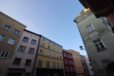 WASSERBURG AM Hanı, GERMANY - 20 Haziran 2025: Açık mavi bir gökyüzü altında eski kasabadaki renkli tarihi binaların sokak manzarası. Yüksek kalite fotoğraf