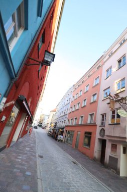 WASSERBURG AM Hanı, GERMANY - 20 Haziran 2025: Wasserburg am Inn eski kasabasındaki renkli tarihi cephelerin ve kaldırım taşı kaldırımlı yaya caddelerinin parlak gün ışığı altında manzarası. Yüksek kalite fotoğraf