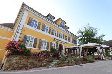 KIRCHDORF, ALMANY - 19 Haziran 2025: Gasthaus Grainer 'in dış görünüşü, açık hava oturma ve çiçek dekorasyonlu geleneksel bir Bavyera misafirhanesi. Yüksek kalite fotoğraf