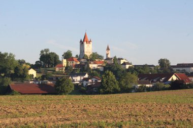 HAAG OBERBAYERN, ALMANY - 31 Mayıs 2025: Haag Kalesi ve Mariae Himmelfahrt Kilisesi açık bir yaz sabahı tarlanın diğer tarafından görüldü. Yüksek kalite fotoğraf