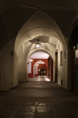WASSERBURG AM Hanı, GERMANY - 13 Mayıs 2025: Wasserburg am Inn 'deki kavisli tavan ve geleneksel fenerlerle aydınlatılmış kemerli koridor. Yüksek kalite fotoğraf