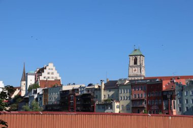 WASSERBURG AM Hanı, GERMANY - 2 Mayıs 2025: Renkli binalar ve Inn nehri üzerindeki köprüden görülen St. Jakob kilisesinin önde gelen kulesi ile tarihi şehir manzarası. Yüksek kalite fotoğraf