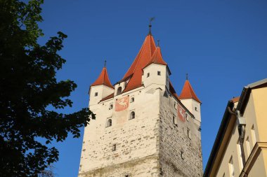 HAAG, ALMANY - 1 Mayıs 2025: açık mavi gökyüzüne karşı Oberbayern 'deki Schloss Haag' ın kırmızı çatılı kulelerinin yakın görüntüsü. Yüksek kalite fotoğraf