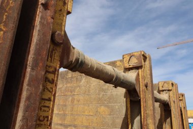 HAAG, GERMANY - 20 Nisan 2025: Haag 'da bir inşaat sahasında paslanmış metal siper destekleme sisteminin yakın çekimi ve arka planda mavi gökyüzü var. Yüksek kalite fotoğraf