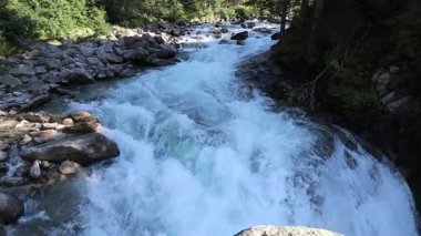 Avusturya 'daki Krimmml Şelaleleri - Alp doğasıyla çevrili kayalık uçurumların üzerinden akan güçlü şelaleler. Yüksek kaliteli FullHD görüntüler