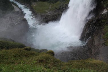 Krimmml Şelaleleri Avusturya 'daki Yüksek Tauern Ulusal Parkı' ndaki orman vadisinden çağlayarak geçiyor. Yüksek kalite fotoğraf