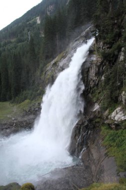 Krimmml Şelaleleri Avusturya 'daki Yüksek Tauern Ulusal Parkı' ndaki orman vadisinden çağlayarak geçiyor. Yüksek kalite fotoğraf