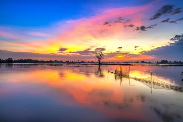 Sonnenuntergang Entlang Des Flusses Überflutete Sumpfige Landschaft Als Die Sonne — Stockfoto