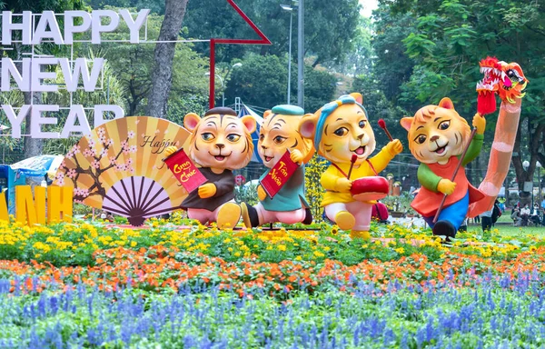 ホーチミン市 ベトナム 2022年1月29日 タオダン公園の朝の旧正月に飾られた虎のシンボルは ベトナムのホーチミン市で 訪問する多くの観光客を魅了します — ストック写真