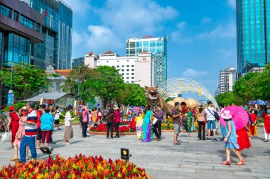 Ho Chi Minh Şehri, Vietnam - 30 Ocak 2022: Yürüyen cadde Yeni Yılı şehir merkezinde sokak boyunca süslenmiş çiçeklerle, Ho Chi Minh City, Vietnam 'da birçok turisti ziyaret etmek için.