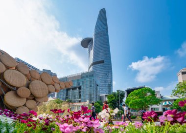 Ho Chi Minh Şehri, Vietnam - 30 Ocak 2022: Yürüyen cadde Yeni Yılı şehir merkezinde sokak boyunca süslenmiş çiçeklerle, Ho Chi Minh City, Vietnam 'da birçok turisti ziyaret etmek için.