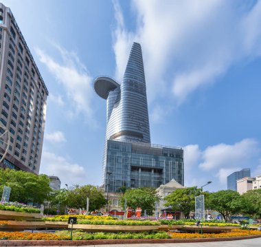 Ho Chi Minh Şehri, Vietnam - 30 Ocak 2022: Yürüyen cadde Yeni Yılı şehir merkezinde sokak boyunca süslenmiş çiçeklerle, Ho Chi Minh City, Vietnam 'da birçok turisti ziyaret etmek için.