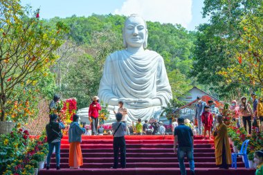 Vung Tau, Vietnam - 25 Şubat 2021: Buda heykeli Phat Quang pagoda moring önünde meditasyon yapıyor. Burası insanların Vung Tau, Vietnam 'da huzur içinde yaşamaları için dua ettikleri bir yer.