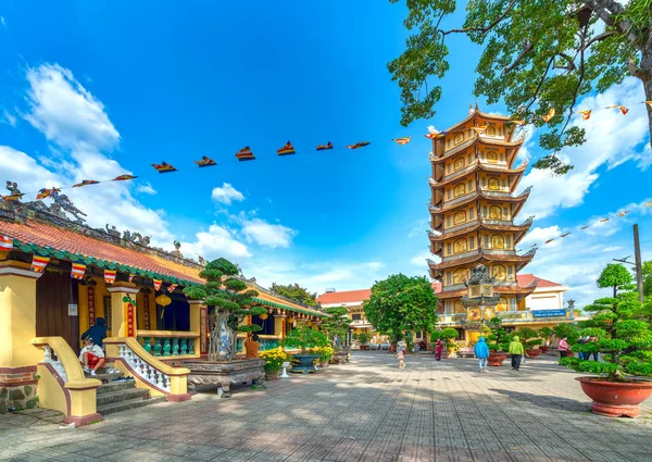 2022年2月5日 越南平东 位于越南平东的带有大庭院和许多漂亮图案瓷砖的海汉寺建筑塔 — 图库照片