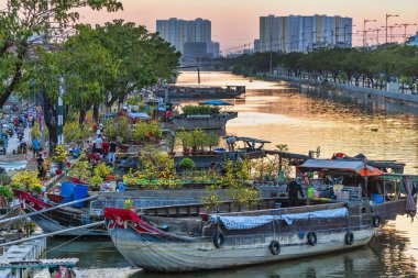 Ho Chi Minh Şehri, Vietnam - 31 Ocak 2022: Çiçek pazarından çiçek satın alma telaşı, yerel halk dekorasyon amacıyla çiçek satın alıyor..