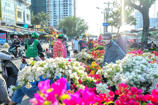 stock image Ho Chi Minh City, Vietnam - January 31st, 2022: Bustle of buying flowers at flower market, locals buy flowers for decoration purpose the house on Lunar New Year in Ho Chi Minh City, Vietnam.