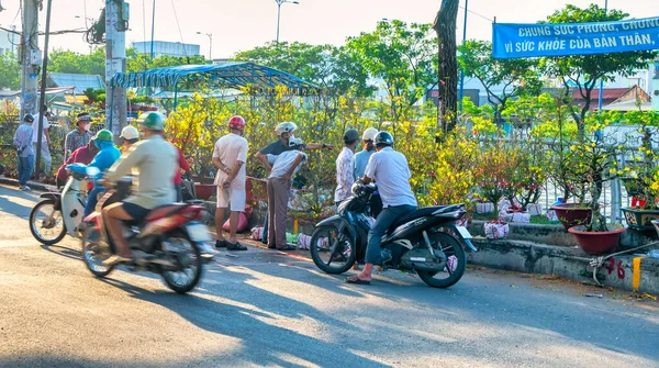 stock image Ho Chi Minh City, Vietnam - January 31st, 2022: Bustle of buying flowers at flower market, locals buy flowers for decoration purpose the house on Lunar New Year in Ho Chi Minh City, Vietnam.