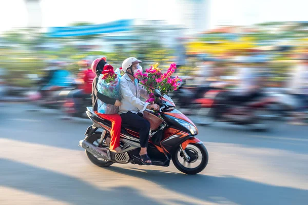 Cidade Chi Minh Vietnã Janeiro 2022 Pessoas Vietnamitas Dirigindo Uma — Fotografia de Stock