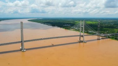 Cao Lanh köprüsü, Cao Lanh şehri, Vietnam, hava manzarası. Cao Lanh Köprüsü, Vietnam 'ın mekong deltasındaki meşhur köprüdür..