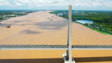 Vam Kong köprüsü, Dong Thap, Vietnam, hava manzaralı. Vam Kong köprüsü, Mekong deltasındaki Dong Thap ve Can Tho vilayetlerini birbirine bağlıyor..
