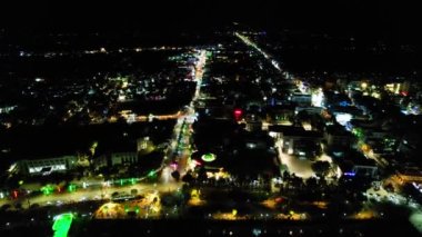 Chau Doc şehri, An Giang, gece Vietnam, hava manzarası. Burası Mekong Delta 'da, Vietnam sınırındaki altyapı, nüfus ve tarım ürünleri ticaret merkezini geliştiren büyük bir şehir.