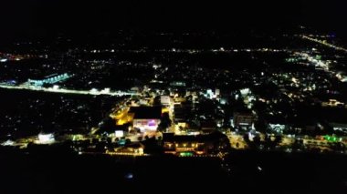 Chau Doc şehri, An Giang, gece Vietnam, hava manzarası. Burası Mekong Delta 'da, Vietnam sınırındaki altyapı, nüfus ve tarım ürünleri ticaret merkezini geliştiren büyük bir şehir.