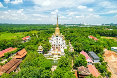 Ho Chi Minh City, Vietnam 'daki Buu Long Pagoda' nın hava manzarası. Saklanmış güzel bir Budist tapınağı. Hindistan, Myanmar, Tayland, Laos ve Viet Nam 'ın karışık mimarisi.