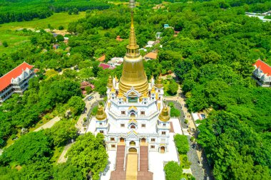 Ho Chi Minh City, Vietnam 'daki Buu Long Pagoda' nın hava manzarası. Saklanmış güzel bir Budist tapınağı. Hindistan, Myanmar, Tayland, Laos ve Viet Nam 'ın karışık mimarisi.