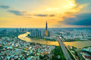 Ho Chi Minh şehrinin, Vietnam 'ın en yüksek manzaralı havası, nehir kenti boyunca uzanan güzel gökdelenler, ulaşım, enerji altyapısı. Mali, seyahat ve iş konsepti.