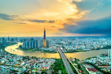 Ho Chi Minh şehrinin, Vietnam 'ın en yüksek manzaralı havası, nehir kenti boyunca uzanan güzel gökdelenler, ulaşım, enerji altyapısı. Mali, seyahat ve iş konsepti.
