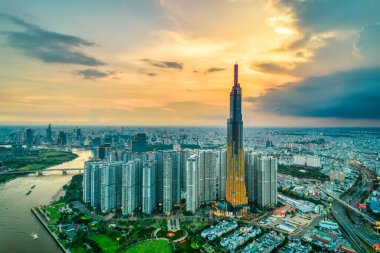 Ho Chi Minh şehrinin, Vietnam 'ın en yüksek manzaralı havası, nehir kenti boyunca uzanan güzel gökdelenler, ulaşım, enerji altyapısı. Mali, seyahat ve iş konsepti.