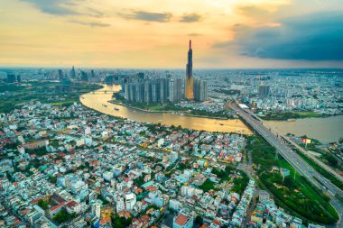 Ho Chi Minh şehrinin, Vietnam 'ın en yüksek manzaralı havası, nehir kenti boyunca uzanan güzel gökdelenler, ulaşım, enerji altyapısı. Mali, seyahat ve iş konsepti.