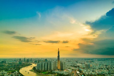 Ho Chi Minh şehrinin, Vietnam 'ın en yüksek manzaralı havası, nehir kenti boyunca uzanan güzel gökdelenler, ulaşım, enerji altyapısı. Mali, seyahat ve iş konsepti.