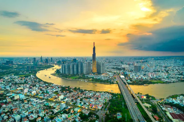 Ho Chi Minh şehrinin, Vietnam 'ın en yüksek manzaralı havası, nehir kenti boyunca uzanan güzel gökdelenler, ulaşım, enerji altyapısı. Mali, seyahat ve iş konsepti.