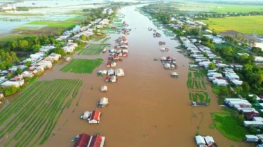 Vietnam sınırı üzerinde Hau nehri boyunca yüzen köy, hava manzaralı. Nehir havzasında Mekong Deltası 'nda tarım ve ekonomik kalkınma için bol miktarda deniz ürünü ve alüvyum bulunur.