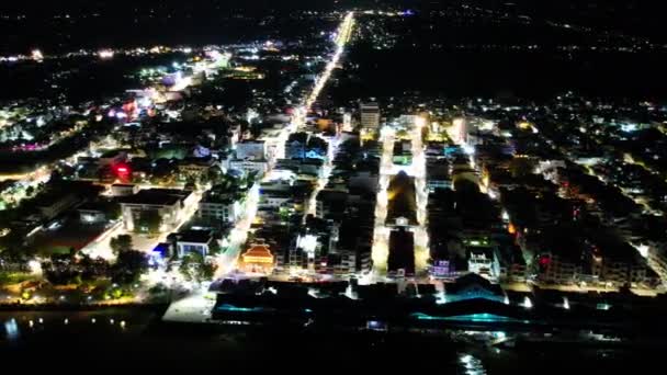 チャウ ドク市 夜のベトナム 空中ビュー これは ベトナムの国境地域におけるインフラ 農産物貿易センターを開発し メコンデルタの大都市です — ストック動画