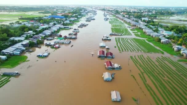 Pueblo Flotante Largo Del Río Hau Sobre Zona Fronteriza Vietnam — Vídeo de stock