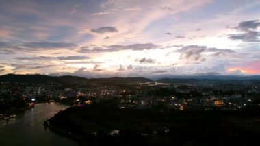 Da Lat şehrinin günbatımı gökyüzü, güzel turizm merkezi dağlık Vietnam 'da. Kentsel gelişim dokusu, yeşil parklar ve şehir gölü.