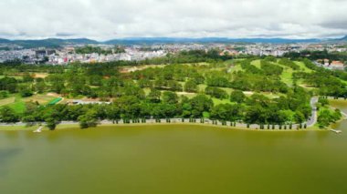 Da Lat şehrinin hava manzarası güzel turizm merkezi dağlık Vietnam 'da. Kentsel gelişim dokusu, yeşil parklar ve şehir gölü.