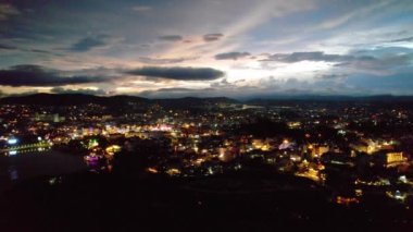Da Lat şehrinin hava manzarası. Gün batımı gökyüzü. Orta dağlık Vietnam 'da güzel bir turizm merkezi. Kentsel gelişim dokusu, yeşil parklar ve şehir gölü.