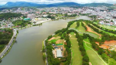 Da Lat şehrinin hava manzarası güzel turizm merkezi dağlık Vietnam 'da. Kentsel gelişim dokusu, yeşil parklar ve şehir gölü.
