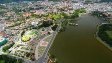 Da Lat City 'deki Lam Vien Meydanı' ndaki Ayçiçeği binasının hava manzarası. Gelişmiş Vietnam 'daki turizm şehri. Xuan Huong Gölü ile Da Lat Meydanı..