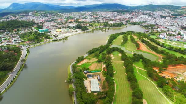 位于越南中部高地的达拉特市美丽的旅游胜地的空中景观 城市发展结构 绿地和城市湖泊 — 图库视频影像