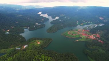 Tuyen Lam Gölü 'nün havadan görünüşü Da Lat şehri, Vietnam. Burası Vietnam 'a enerji sağlayan bir hidroelektrik göl.