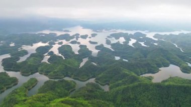 Ta Dung Gölü 'nün hava manzarası. Vietnam' ın merkezi dağlık arazisindeki Ha Long Körfezi olarak bilinir. Dak Nong, Vietnam 'da hidroelektrik santralinin güç kaynağı..