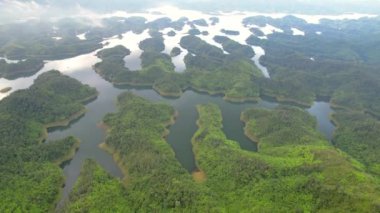 Ta Dung Gölü 'nün hava manzarası. Vietnam' ın merkezi dağlık arazisindeki Ha Long Körfezi olarak bilinir. Dak Nong, Vietnam 'da hidroelektrik santralinin güç kaynağı..